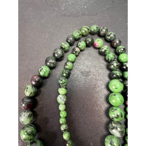 Ruby in zoisite graduated necklace with sterling silver clasp - Picture 3 of 11
